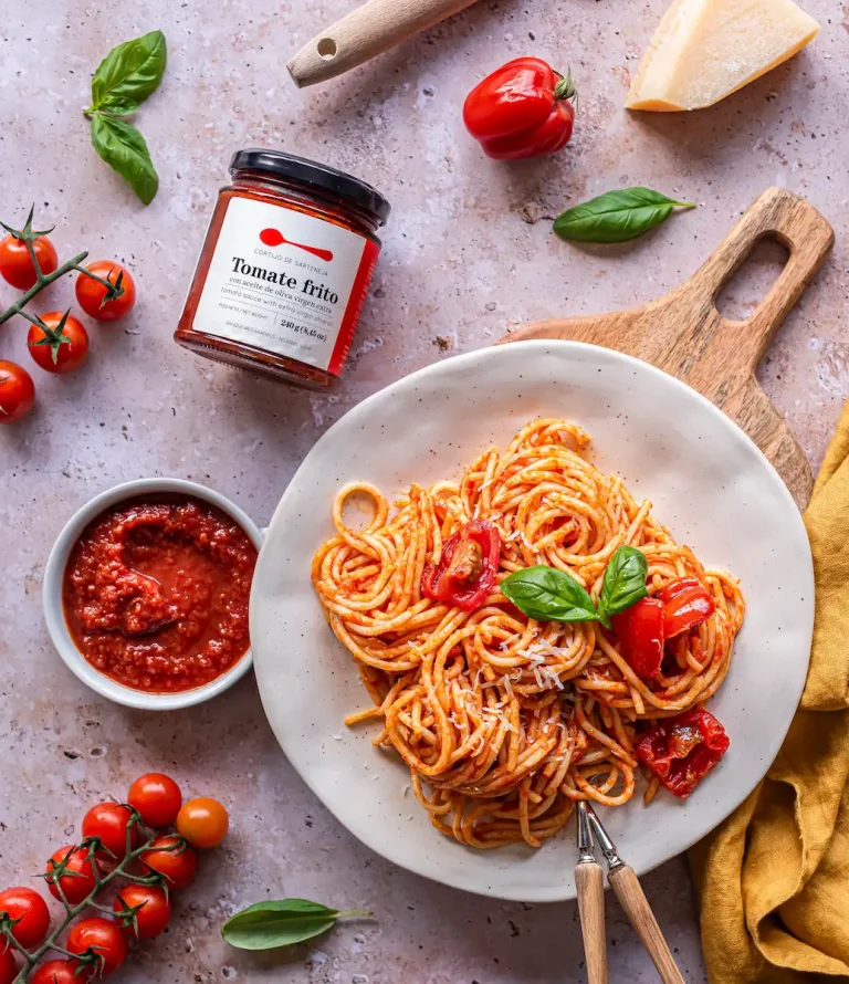 Plato de pasta con salsa de tomate artesanal gourmet
