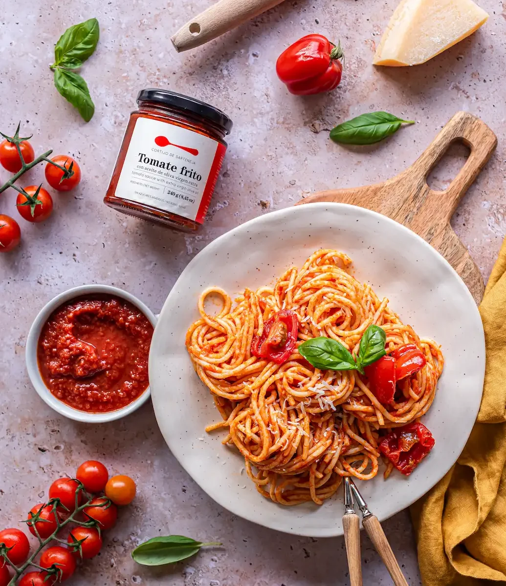 Plato de pasta con salsa de tomate artesanal gourmet